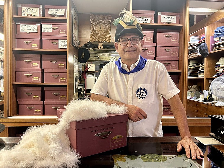 Emilio Pirla es la séptima generación de Sombreros Gorostiaga.