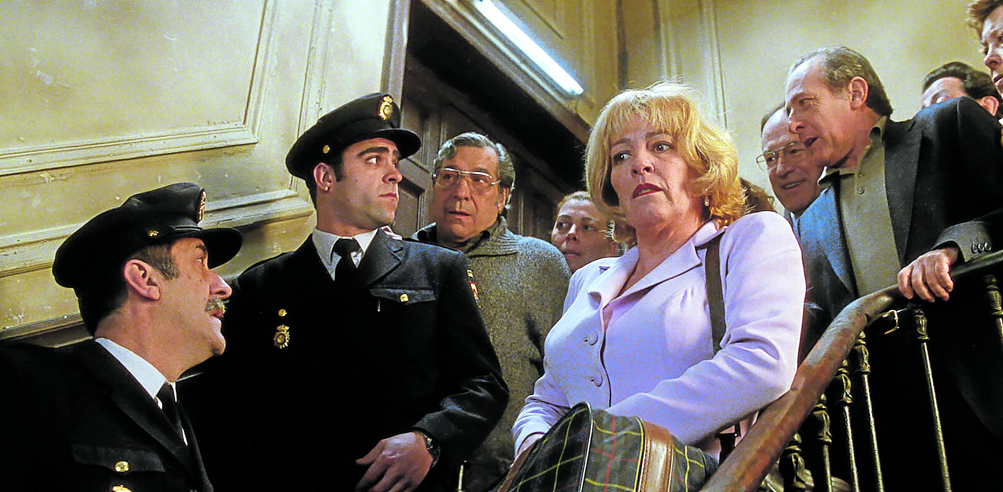 Carmen Maura, protagonista del filme, en la imagen junto a Ramón Barea, Luis Tosar, Kiti Mánver, Sancho Gracia y Emilio Gutiérrez Caba.