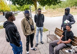 Refugiados subsaharianos, este martes en Salburua, a la espera de obtener una cita en la Policía Nacional para conseguir el asilo.