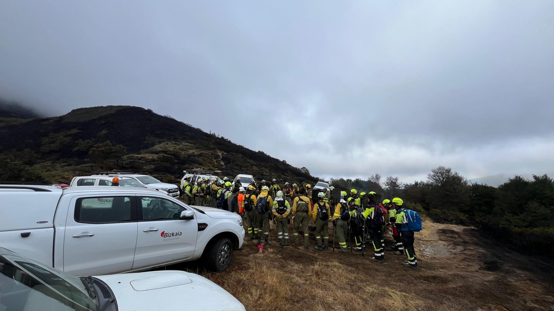 Ayuda de los equipos de bomberos y otros profesionales de Bizkaia en los incendios de León