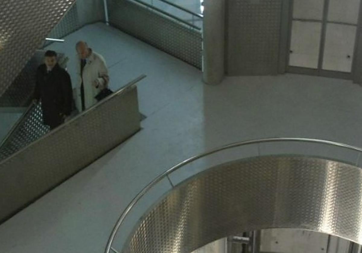 La angustiosa espera de diez personas atrapadas más de una hora en el ascensor de la estación de Miribilla