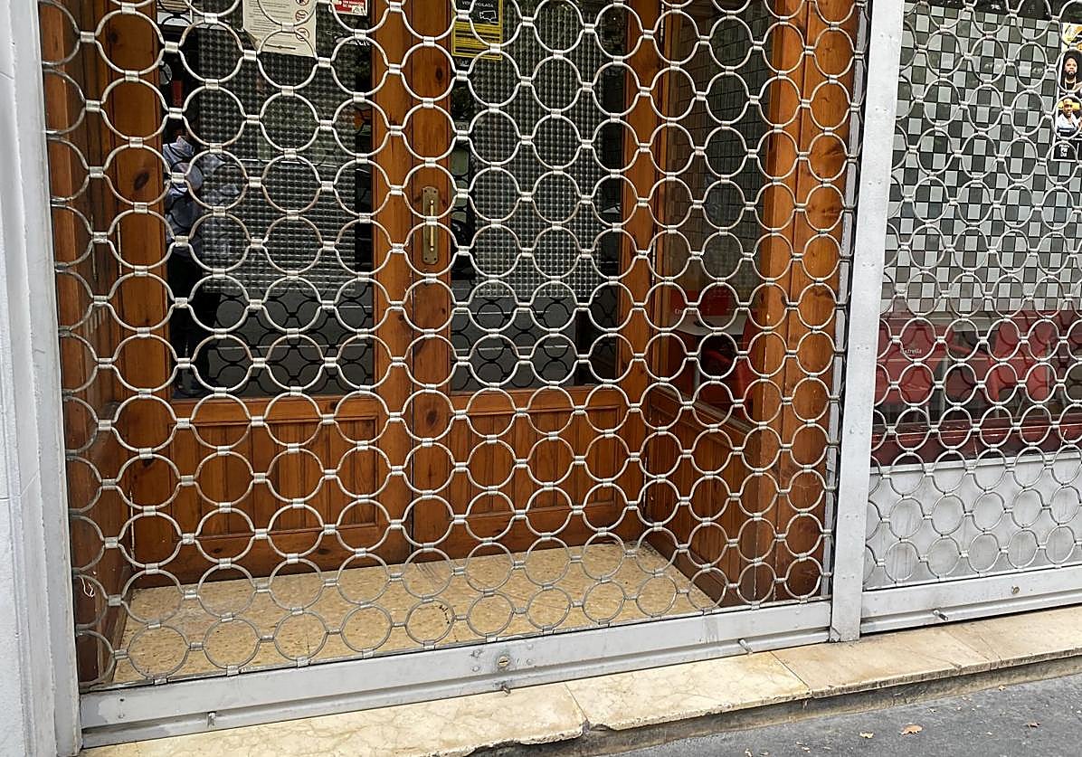 El bar investigado por la Policía Local permanecía ayer, martes, cerrado.