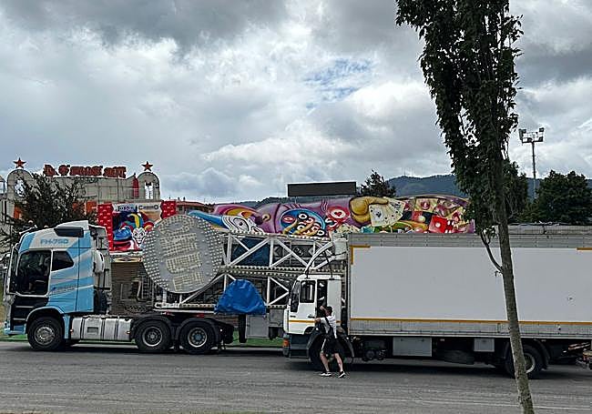El camión de los feriantes recoge el 'Booster', ya desmontado.