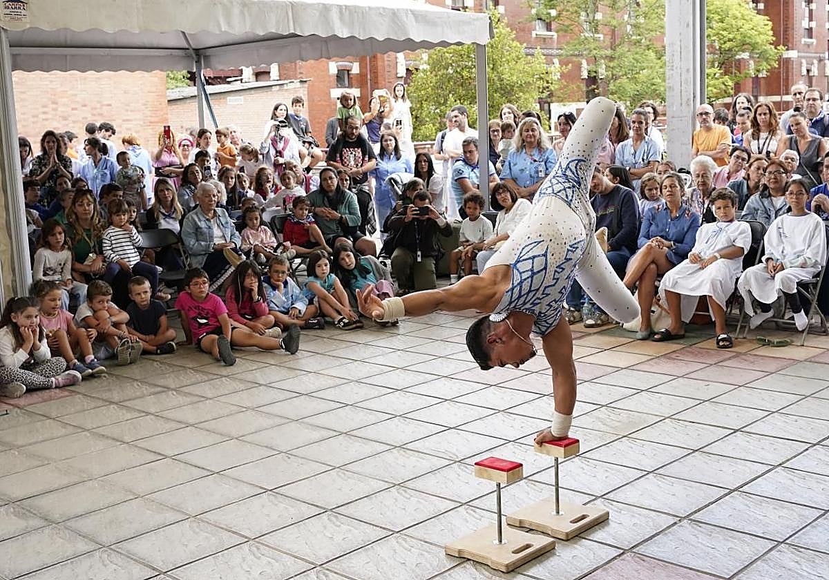 La probabilidad de lluvia ha desplazado el espectáculo a un pequeño zaguán del recinto.