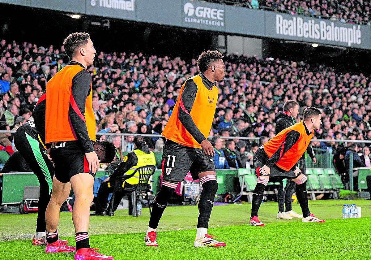 De Marcos y Djaló calientan en el Villamarín el día de los insultos.