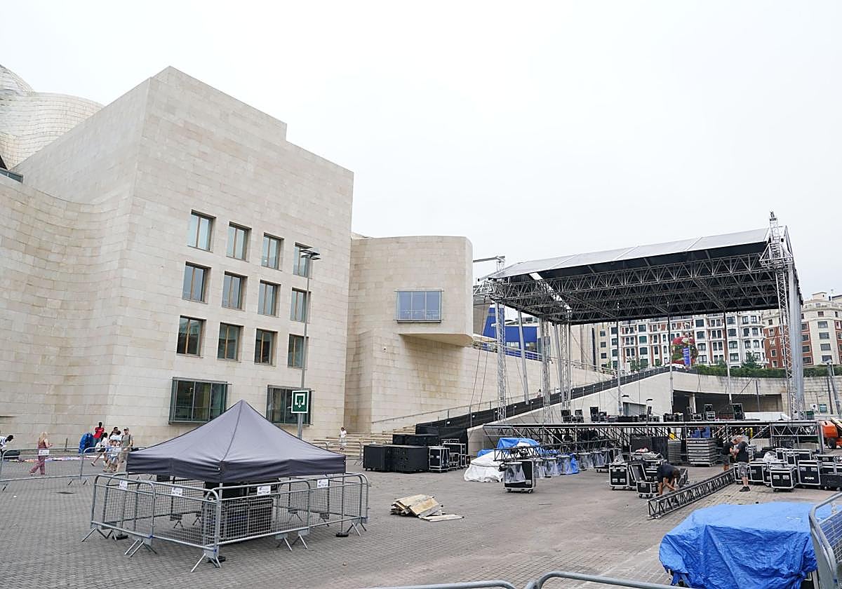 Vista del escenario de Abandoibarra durante el montaje que finalizó con retraso.