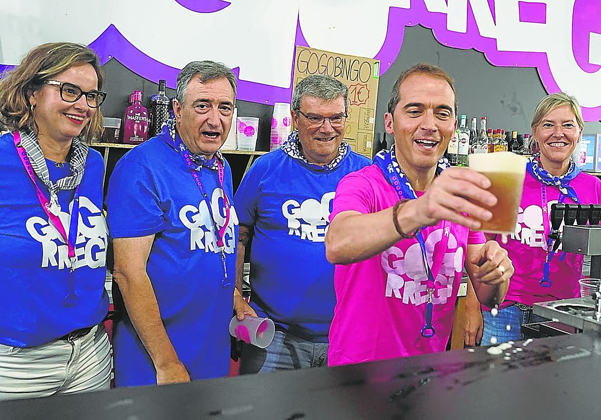 Aitor Esteban se pone detrás de la barra