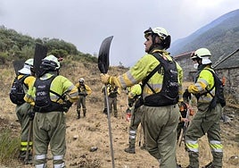 Efectivos de la Diputación reciben instrucciones sobre el terreno para enfrentar el fuego.