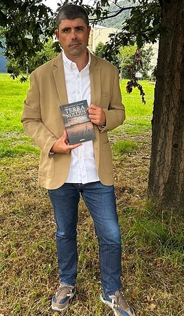 Igor Cano con su reciente novela 'Terra Nullius'
