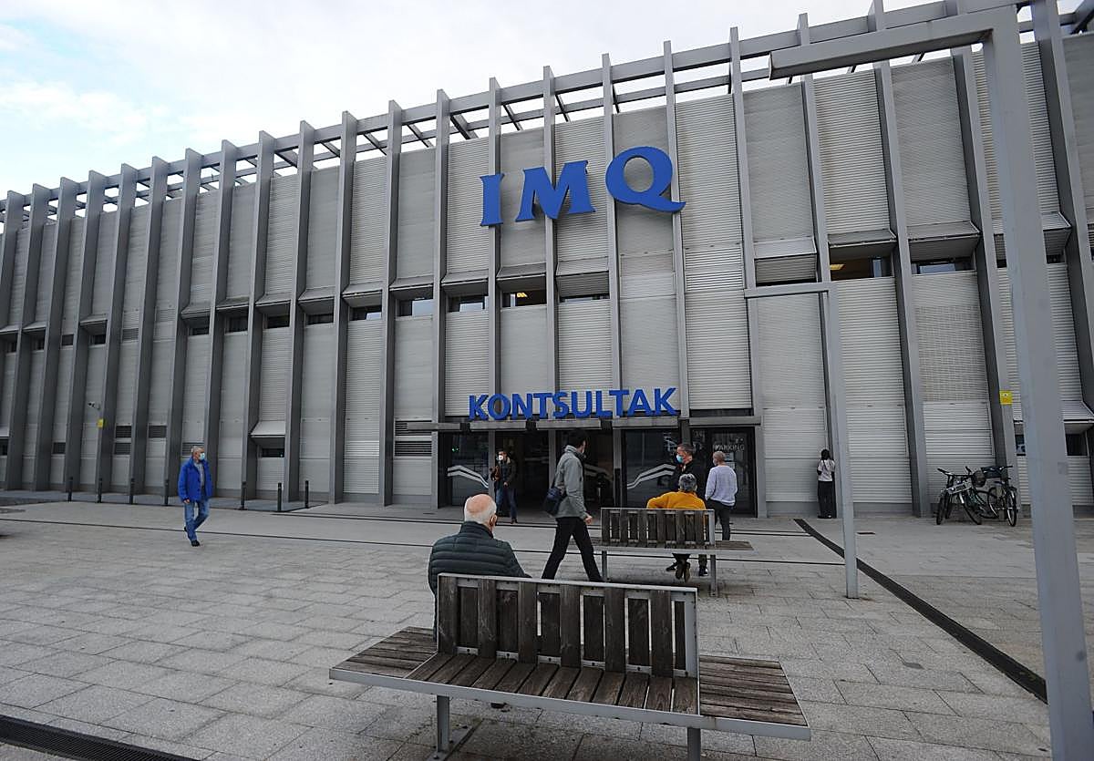 Entrada de la clínica del IMQ en Zorrauzaurre.