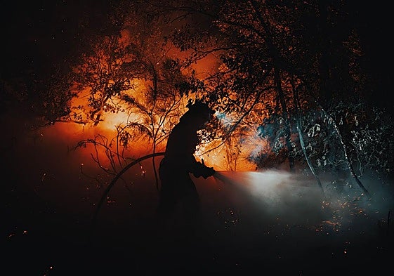 Labores de extinción en el incendio orensano de Oímbra, que ya ha arrasado más de 15.000 hectáreas de arbolado, pastos y monte bajo.