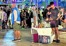 Un joven cocina carne en una parrilla improvisada en El Arenal la noche del lunes al martes, en la que el Ayuntamiento desplegó un dispositivo contra esta actividad.