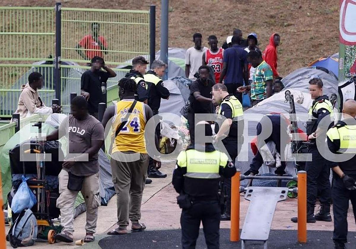 Campamento de manteros instalado el pasado lunes en la plaza del Gas de Bilbao.