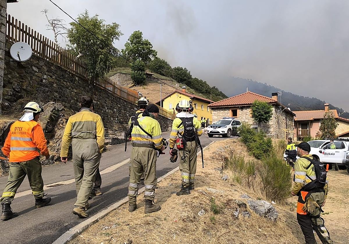 Imágenes de los equipos de bomberos y otros profesionales de Bizkaia en los incendios de León.