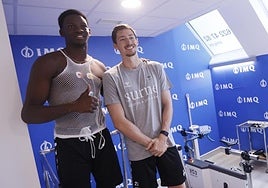 El pívot y el escolta, durante el reconocimiento médico al que se sometieron en Bilbao.