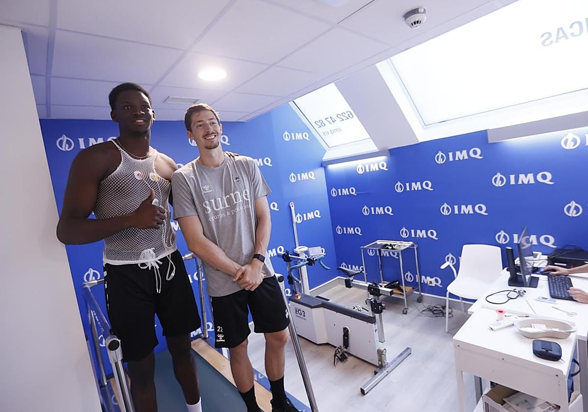 El pívot y el escolta, durante el reconocimiento médico al que se sometieron en Bilbao.