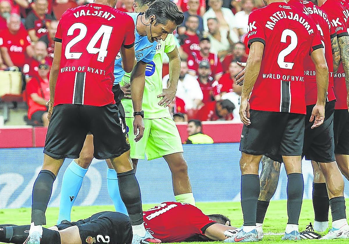 Raíllo tendido en el suelo, durante el gol que marca Ferrán Torres, en el partido de la primera jornada de La Liga que RCD Mallorca y FC Barcelona han disputado en Son Moix.