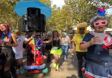 El poteo travesti llena de color las calles de Bilbao: «¡Esto es una fiesta, lo mejor de Aste Nagusia!»