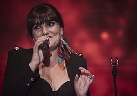 Rozalén durante un concierto en Pamplona, en el que presentó su álbum 'El árbol y el bosque'.