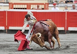 Derechazo de Damián Castaño durante su faena al primero de la tarde, premiado con la vuelta al ruedo.