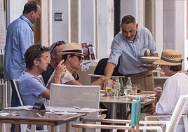 Por cada cuatro personas y media que se jubilan en Euskadi, solo una se incorporará al mercado laboral la próxima década.