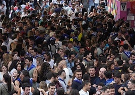 Una pareja se abraza en el concierto de Janus Lester en Abandoibarra.