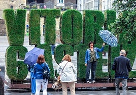 Un grupo de turistas, este jueves en la plaza de la Virgen Blanca de Vitoria.