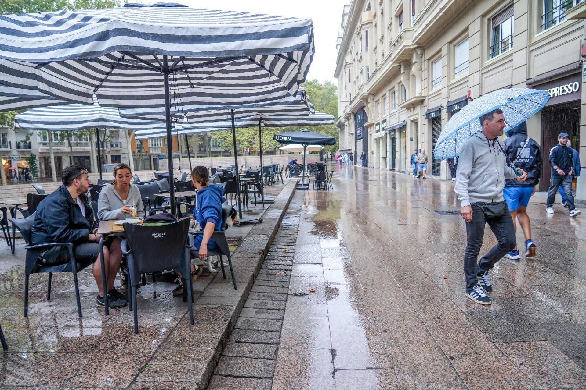 Un jueves de ambiente fresco y lluvioso en Vitoria