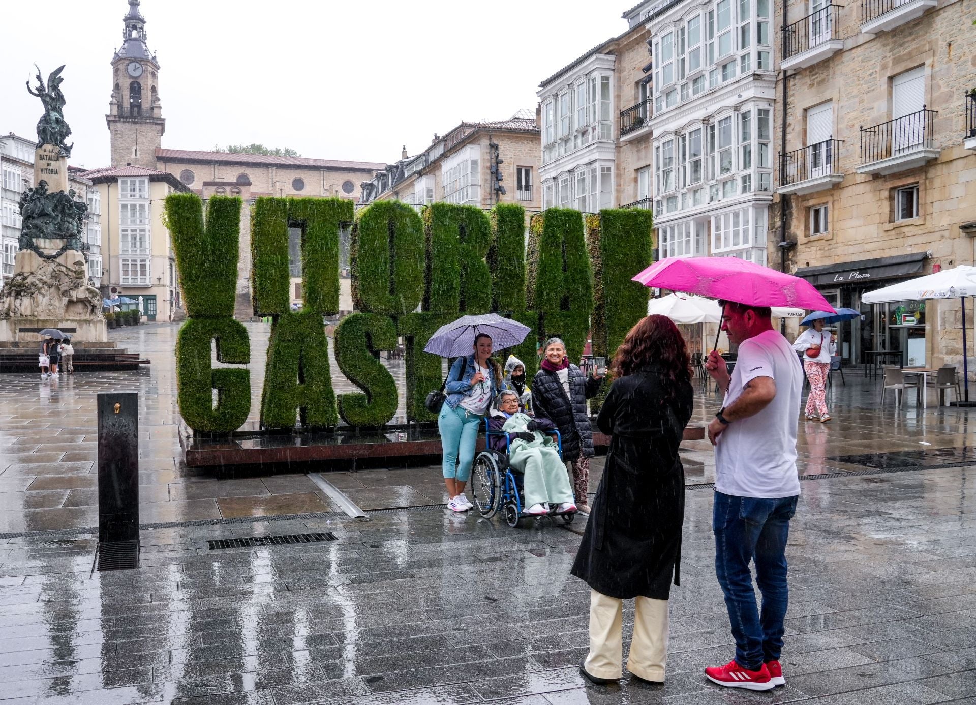 Un jueves de ambiente fresco y lluvioso en Vitoria