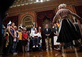 Recepción a la sociedad bilbaína en el Salón Árabe del Ayuntamiento.