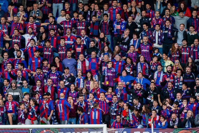 Será difícil ver la grada de Ipurua a rebosar unas fechas en las que la ciudad está vacía, pero los que acudan se volcarán al máximo en el estreno liguero de su equipo.