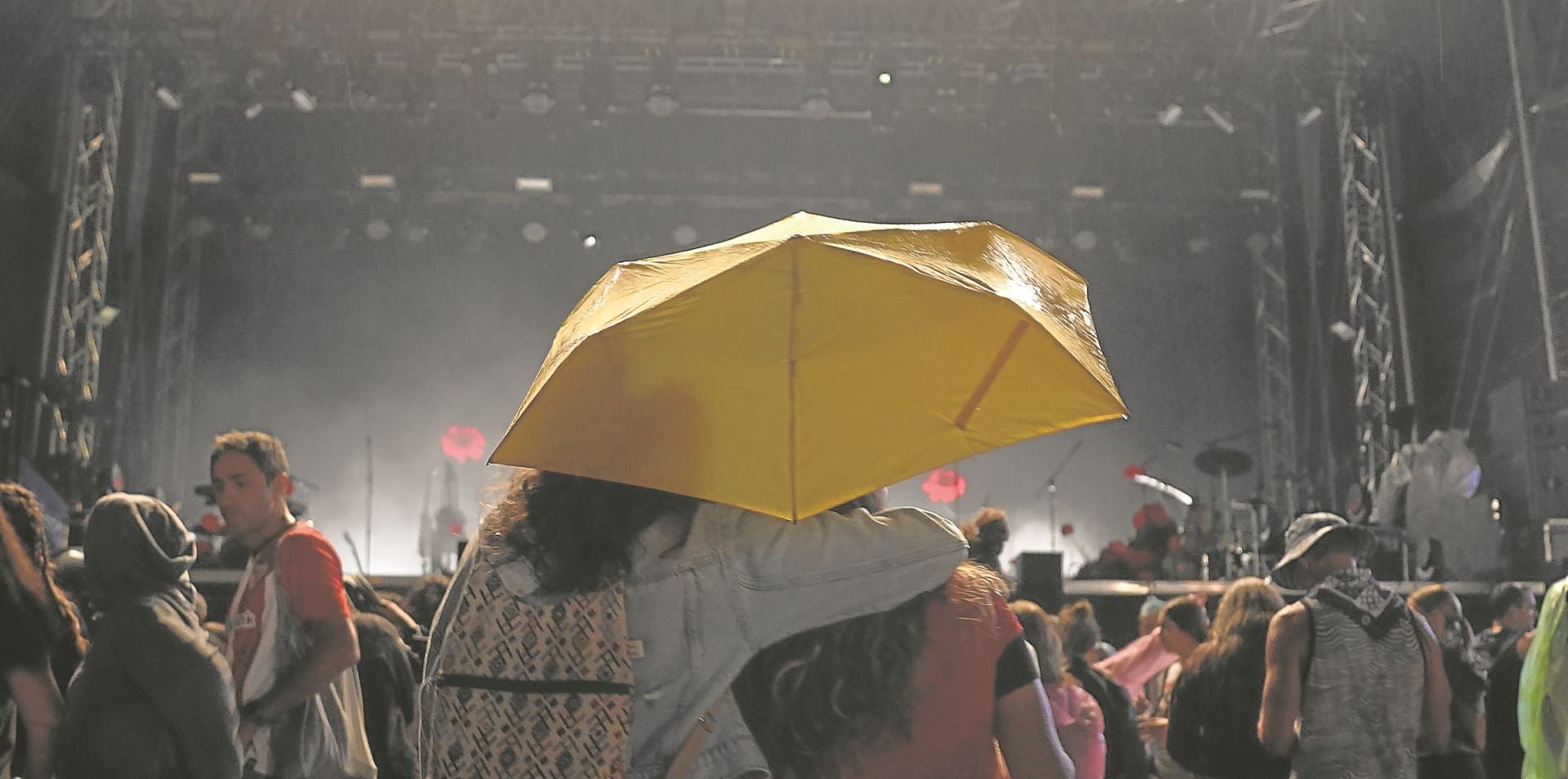 Una pareja se abraza en el concierto de Janus Lester en Abandoibarra.
