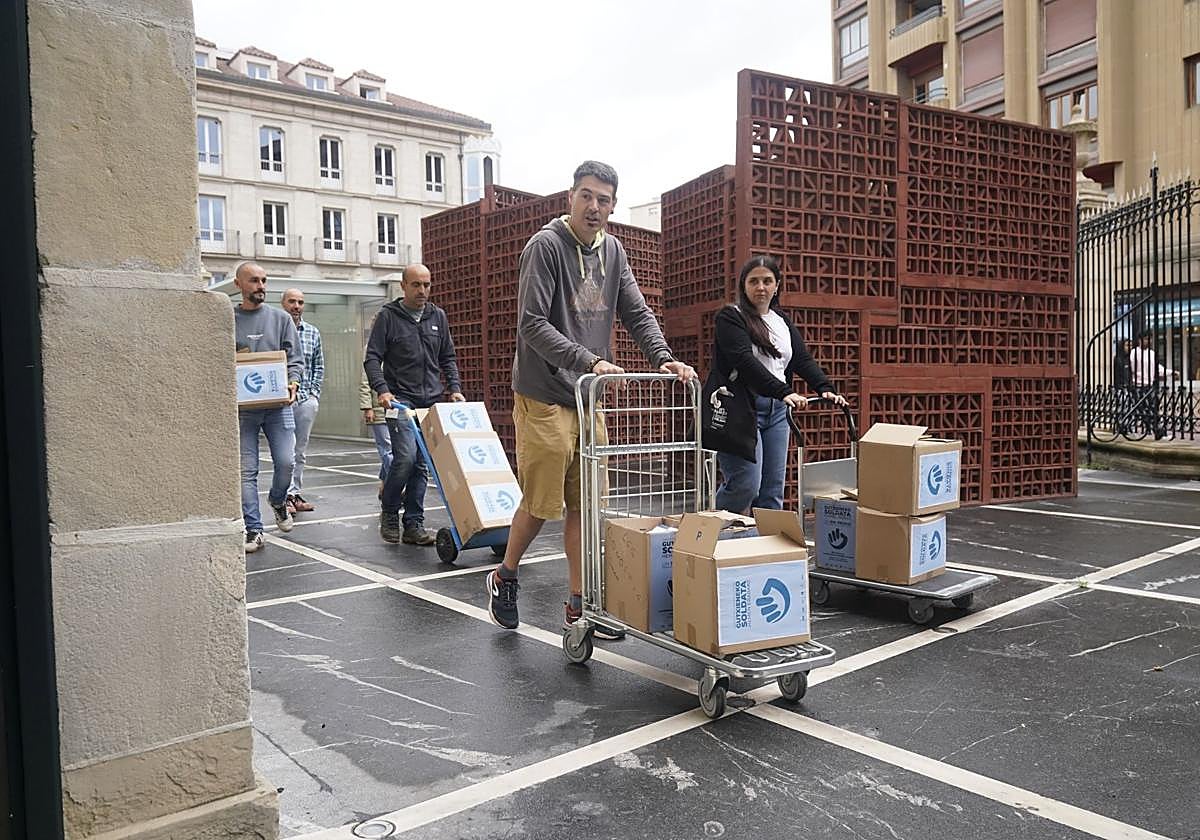 Entrega firmas para promover el salario minimo vasco en Euskadi por los sindicatos LAB y ELA en el Parlamento vasco.