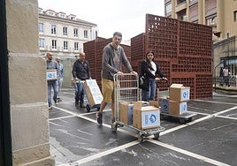 Entrega firmas para promover el salario minimo vasco en Euskadi por los sindicatos LAB y ELA en el Parlamento vasco.