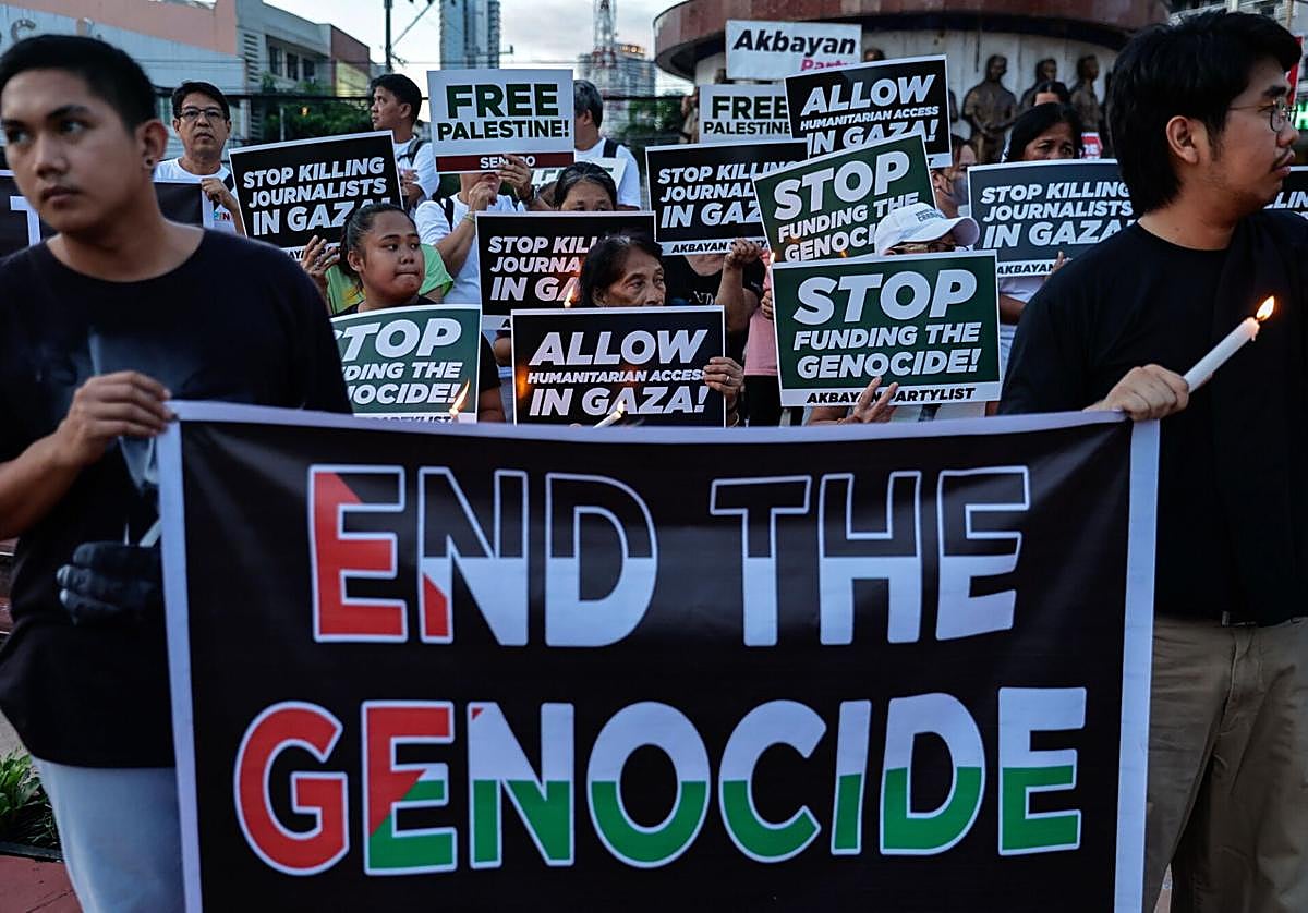 Un grupo de defensa de los derechos humanos portó pancartas y encendió velas para exigir el fin del conflicto en Gaza durante una manifestación en Manila.