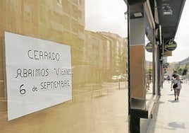Local cerrado durante el verano en Vitoria, por la falta de actividad.