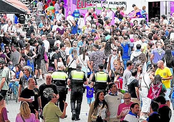 Policías municipales de Bilbao patrullando este miércoles por el recinto festivo, donde de madrugada dos compañeros fueron atacados.