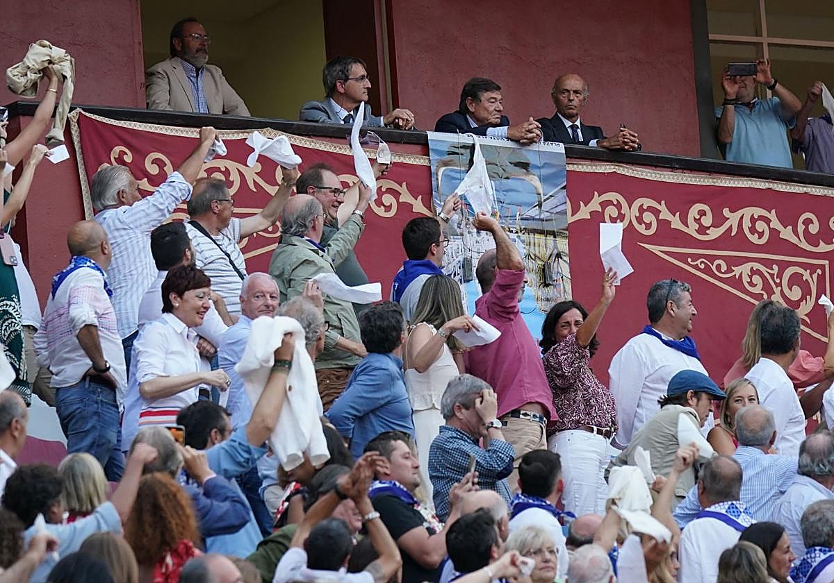 Petición del segundo trofeo para Roca Rey, en la plaza de toros de Vista Alegre.