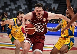 Rodion Kurucs sufre una lesión en el talón.