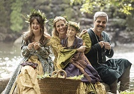 Ernesto Sevilla junto a Alexandra Jiménez y las niñas Luna Fulgencio y Amaia Miranda en 'Sin cobertura'.