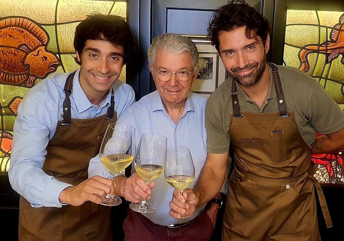 Tomás Ruiz, que empezó a trabajar en el restaurante Serantes de muy joven, posa flanqueado por sus hijos Sergio y David.