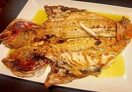 Tomás Ruiz, que empezó a trabajar en el restaurante Serantes de muy joven, posa flanqueado por sus hijos Sergio y David.