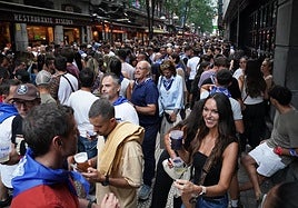 Ambiente de fiesta en la calle Ledesma.