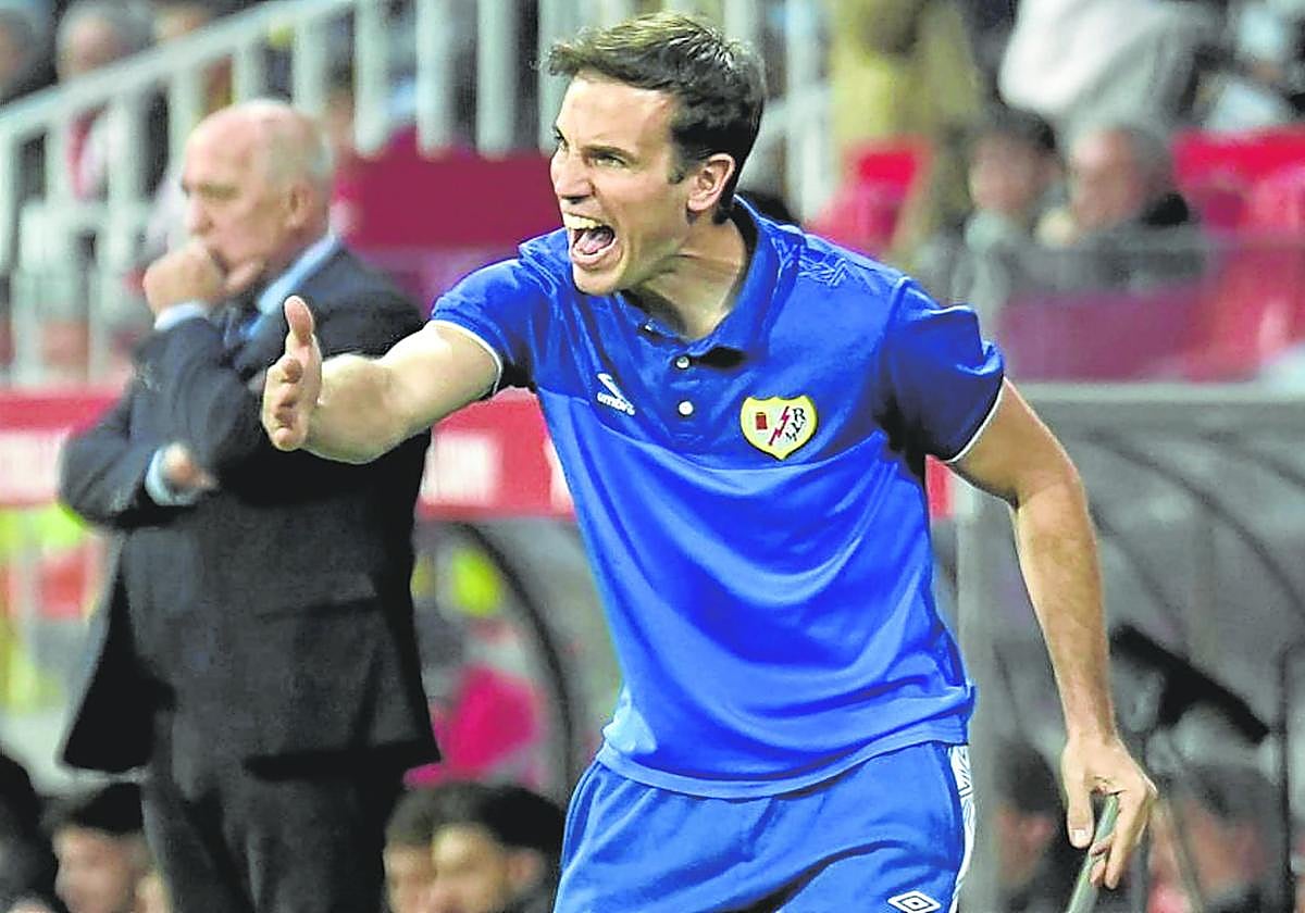 Íñigo Pérez da órdenes a su equipo en el encuentro ante el Girona correspondiente a la primera jornada de Liga.