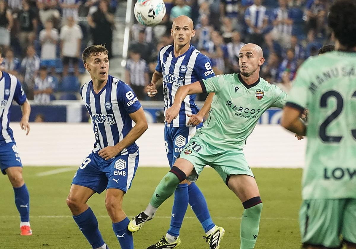 Lance del encuentro entre el Alavés y el Levante del pasado sábado.