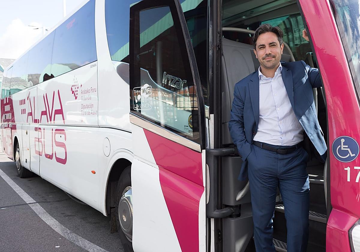 Jon Nogales, en uno de los autocares de Alavabus.