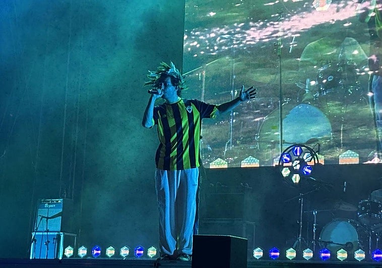 Rivas, el cantante de Alcalá Norte, con la camiseta del Barakaldo sobre el escenario de Abandoibarra.