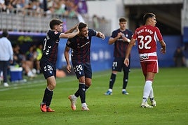 Aleix Garrido felicita a Álvaro Rodríguez tras el gol que marcó el madrileño solo un minuto después de debutar como armero.