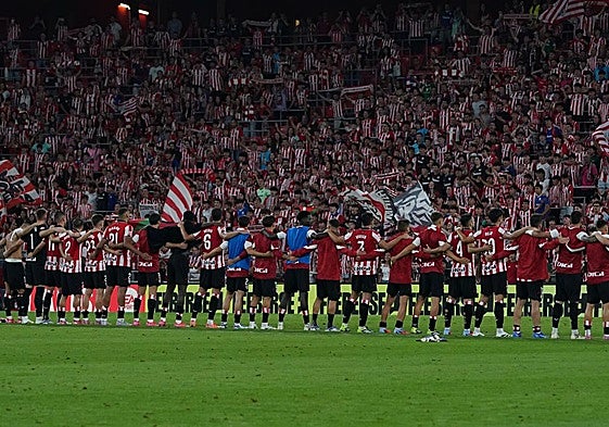 Los jugadores rojiblancos saludan desde el césped de La Catedral a la afición después de superar al Sevilla.