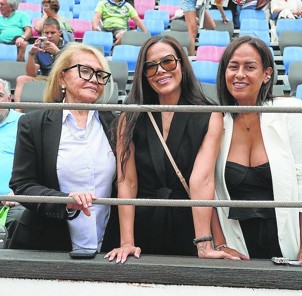 Carmen Emilia González y sus hijas Cecibell y Helga Carolina.